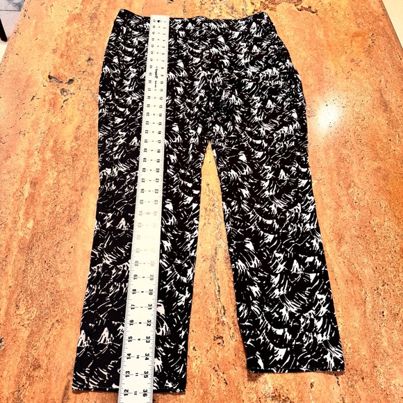 Chicos Size 1.5R Black White Travelers Pull On Pants Womens 10 R - Picture 8 of 10